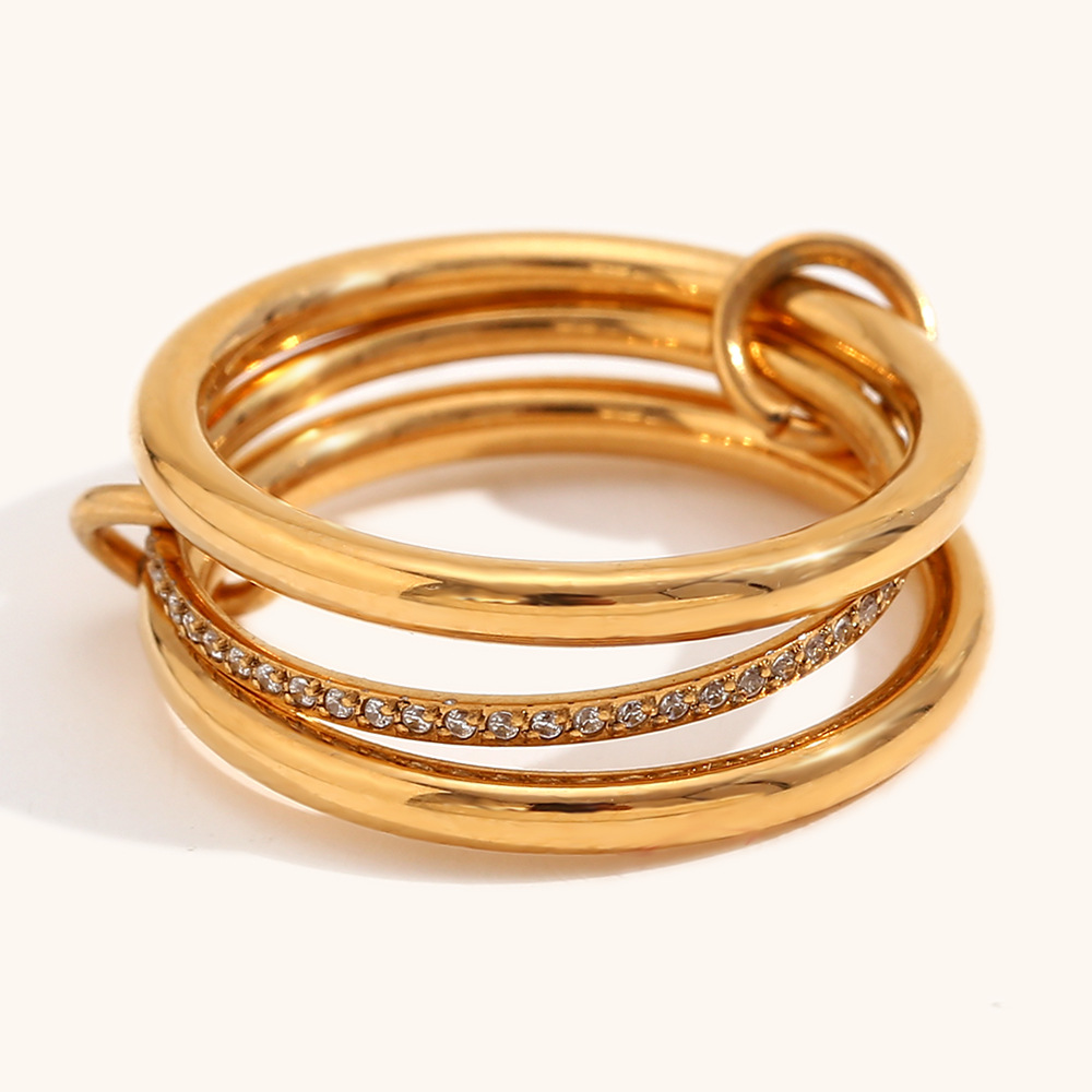 Three-layer diamond ring in the middle-gold