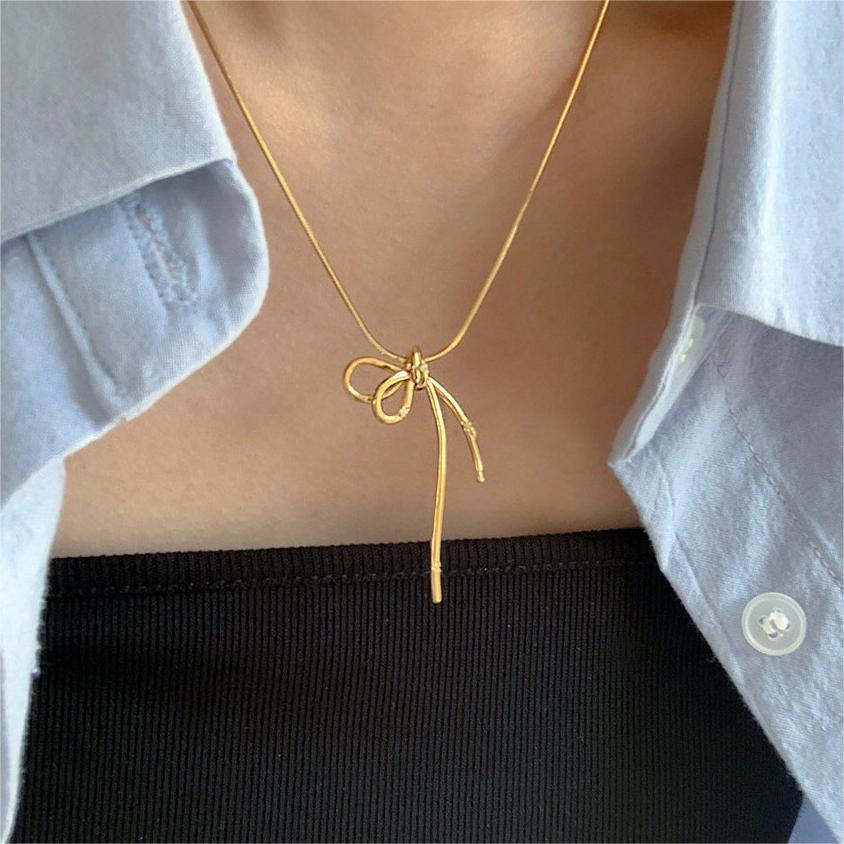 Gold bow necklace