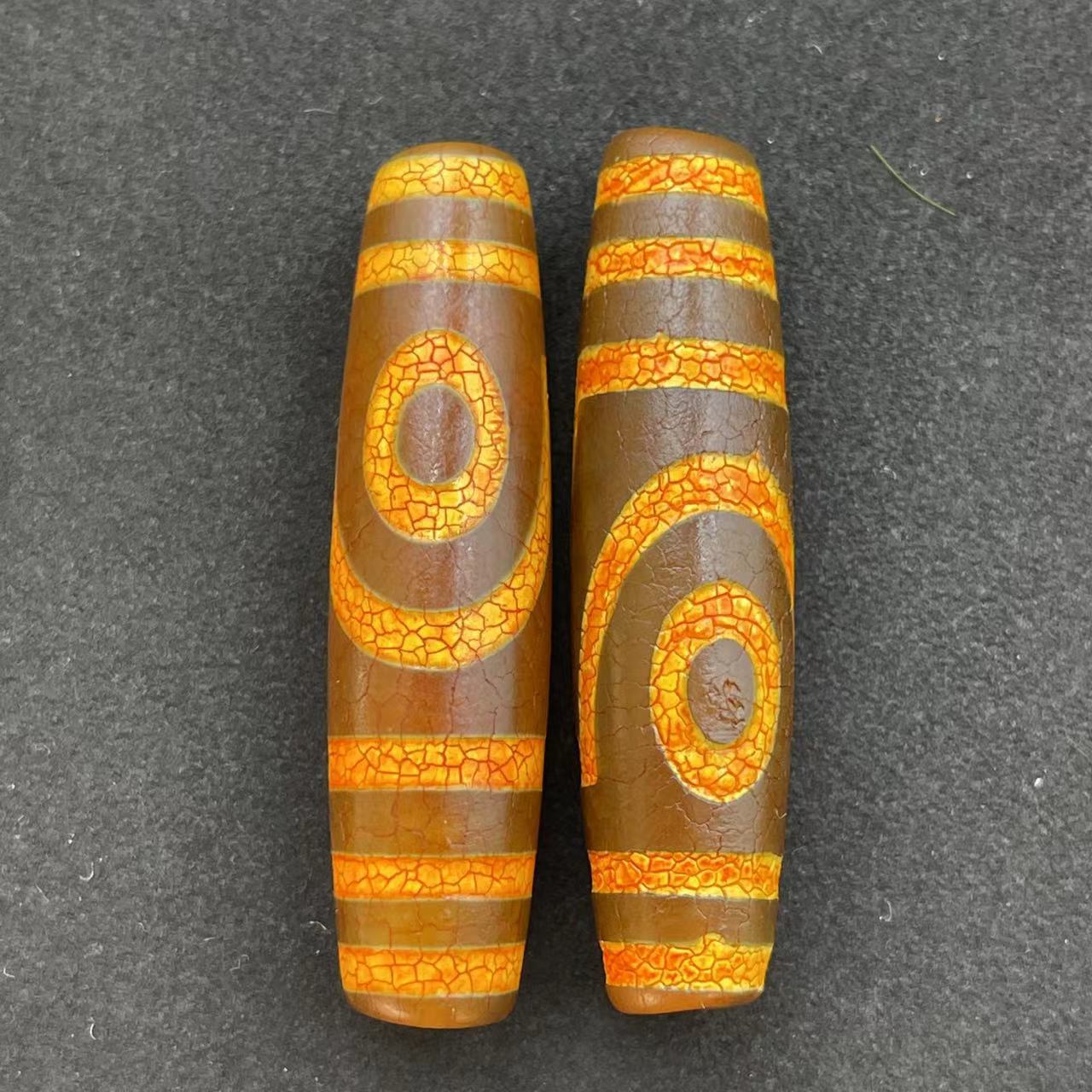 Two-eyed dzi beads