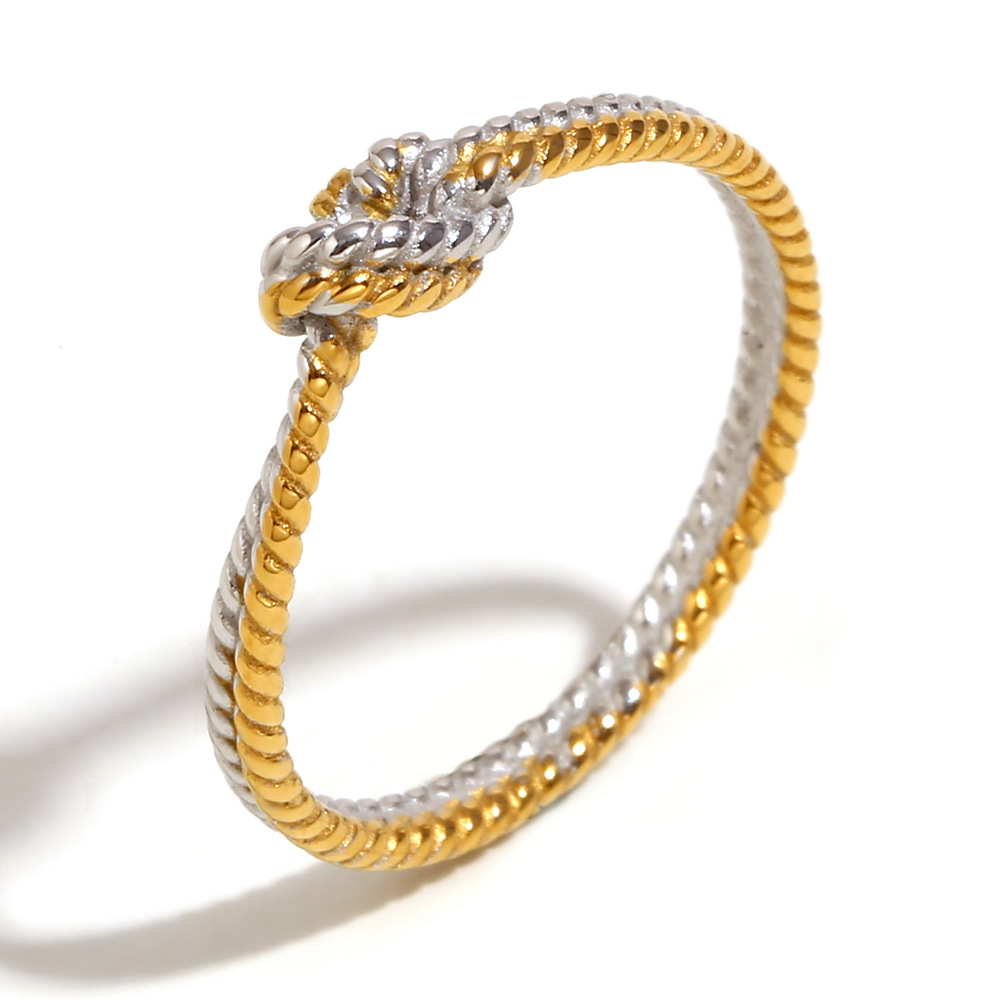 Knotted twist ring. - Two-tone. - Size 8