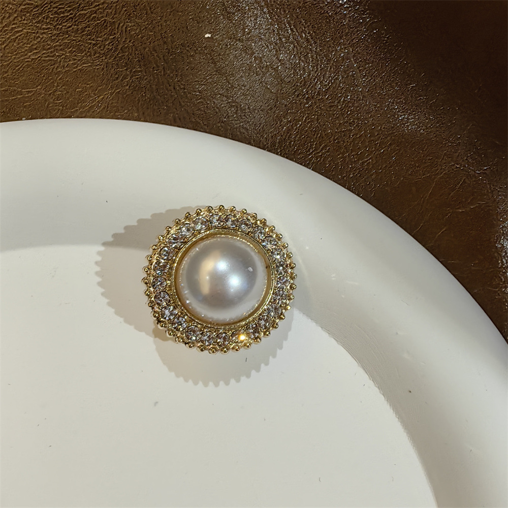 Diamond round pearl shoelace buckle