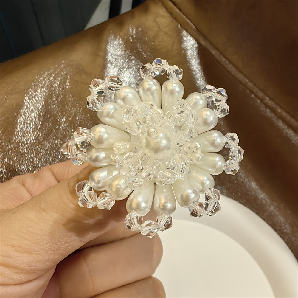 Transparent flower center pearl flower shoelace buckle