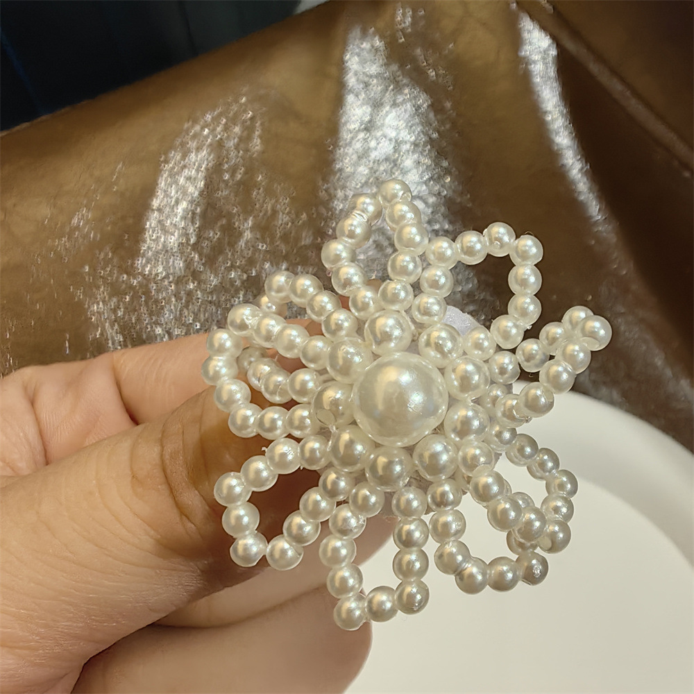 Pearl petal flower shoelace buckle