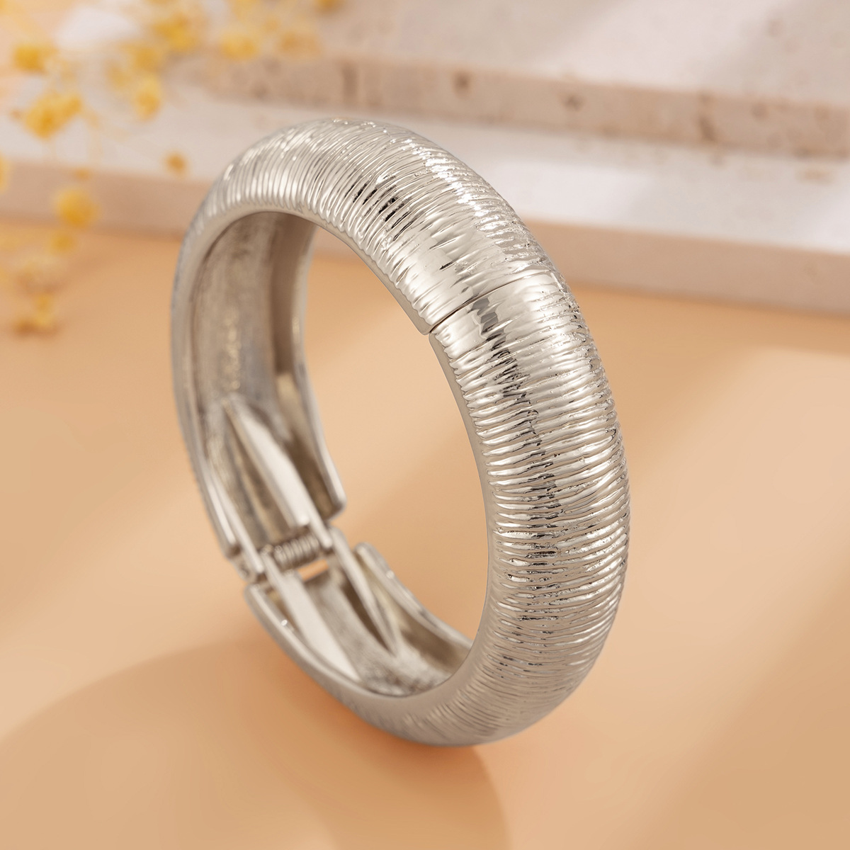 01 bracelet white k 2450
