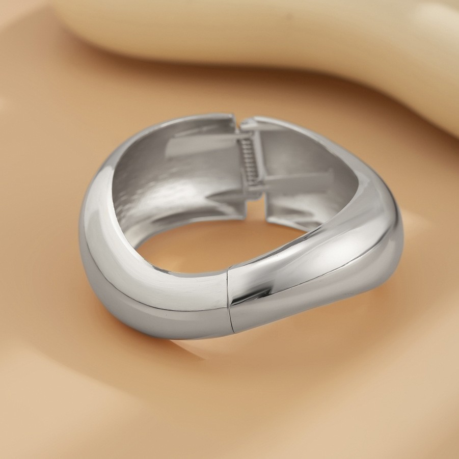 04 bracelet-white k 2431