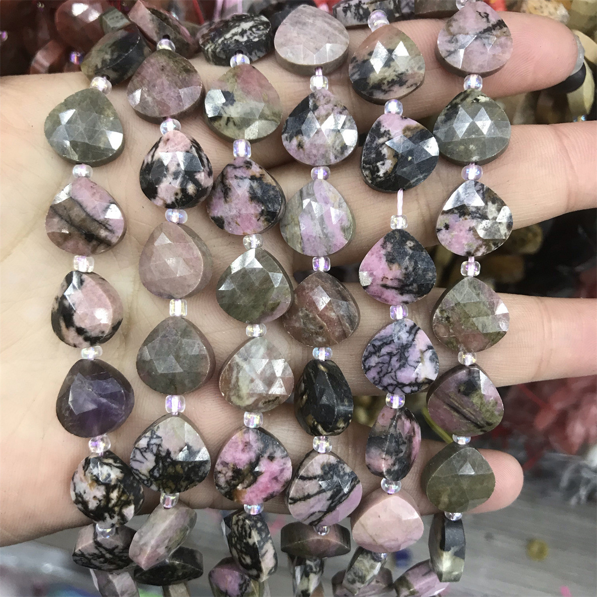 04-black line red stone