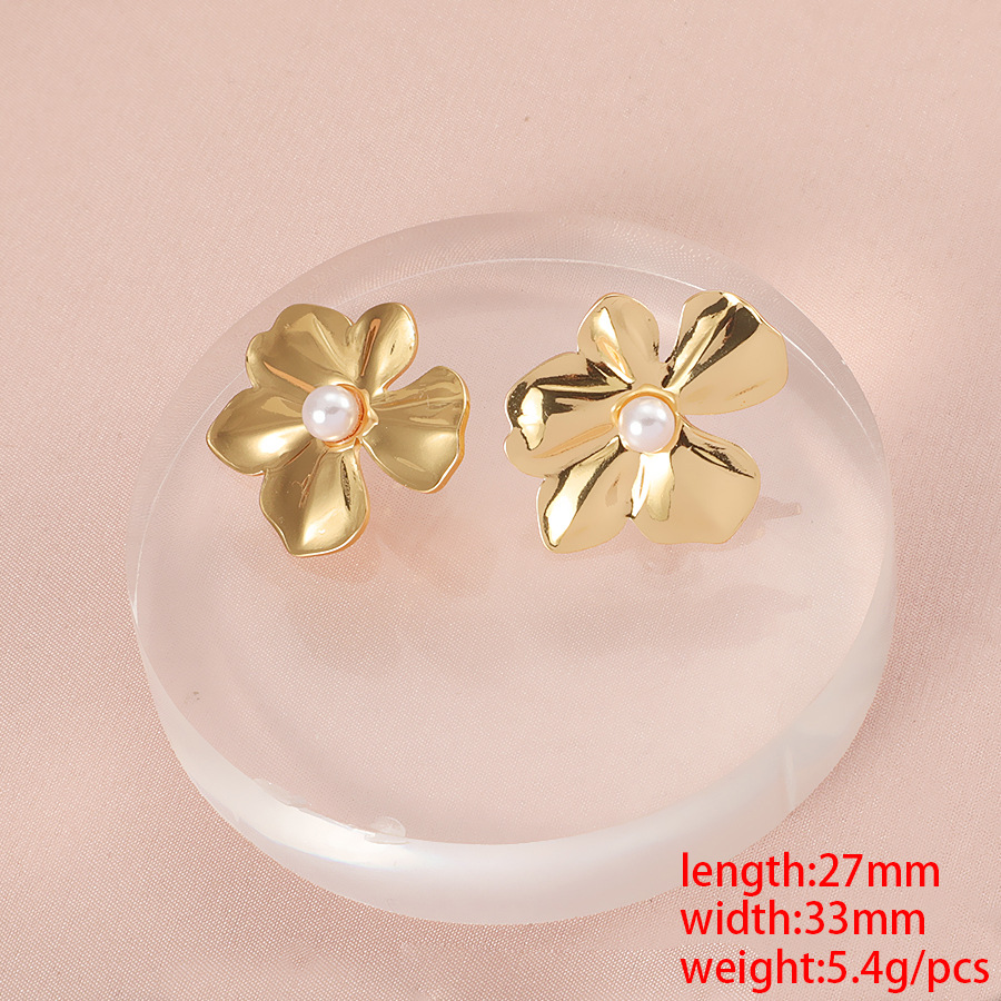 Flower inlaid pearl earrings