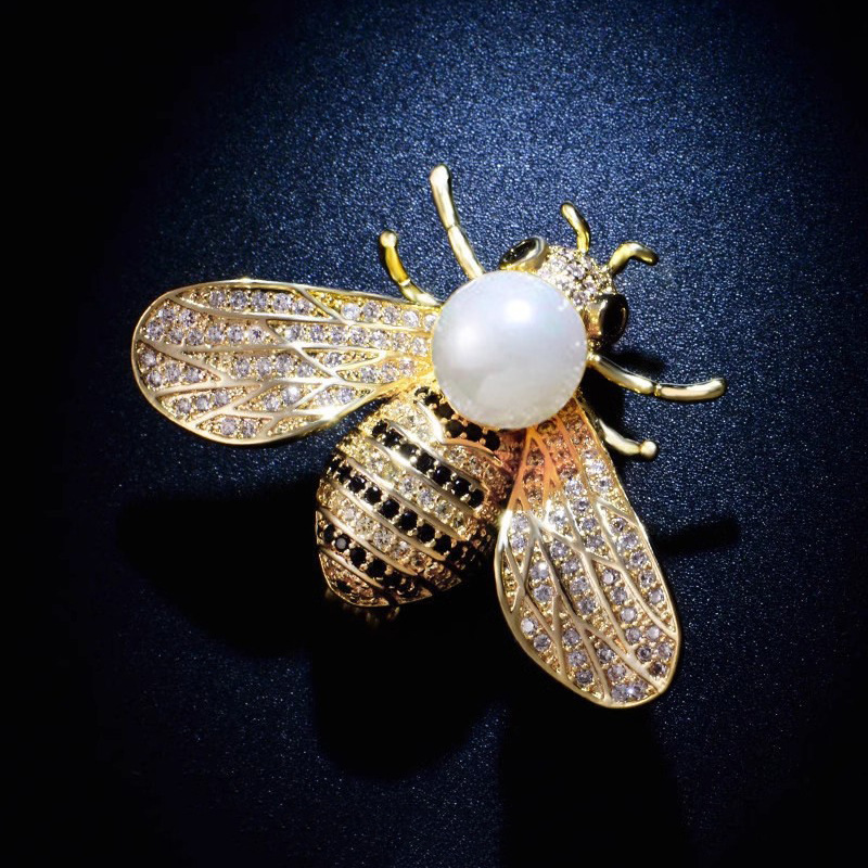 Golden bee-white pearl