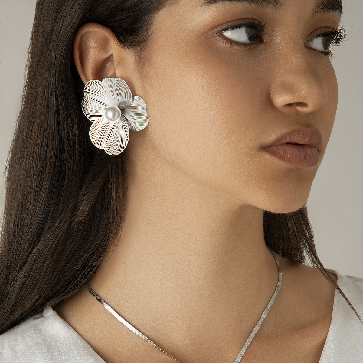 Stud Earrings White K 3197
