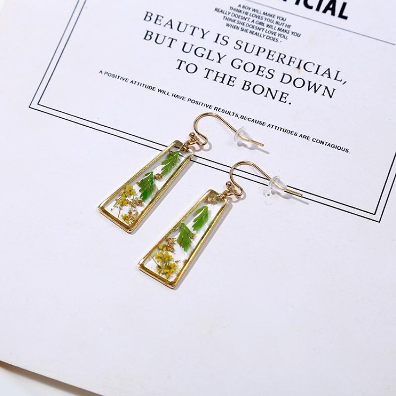 2 Transparent Leaf Lace Trapezoid Earrings