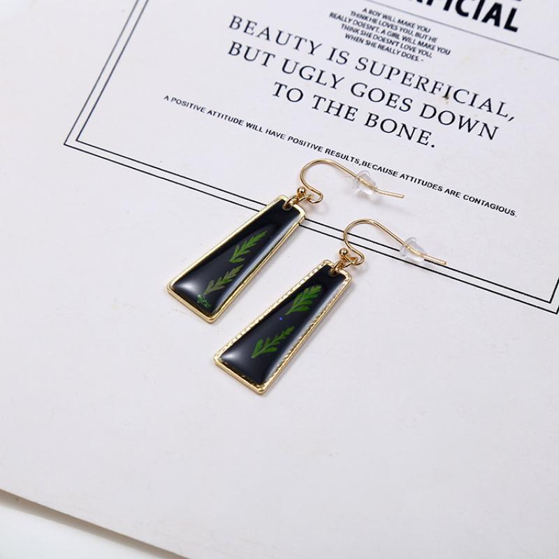 7 Trapezoid Earrings in Dark Grey Leaves