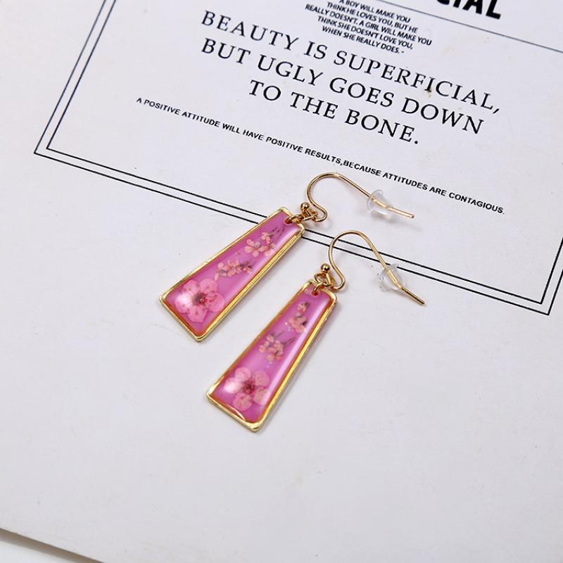 1 Rose Red Narcissus Lace Trapezoid Earrings