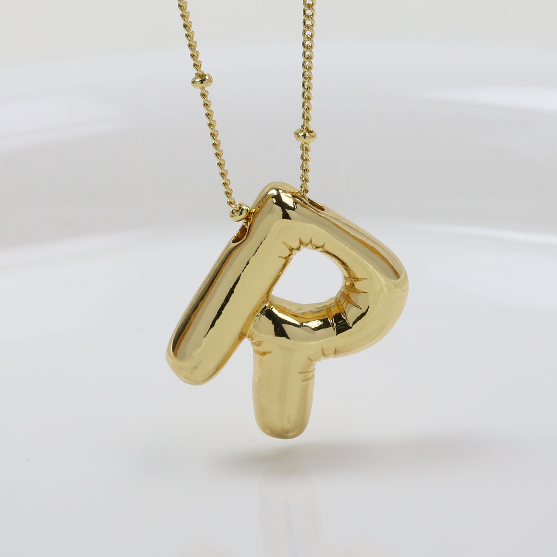 R (Necklace)