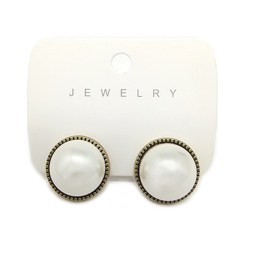 Round pearl earrings (card not included)
