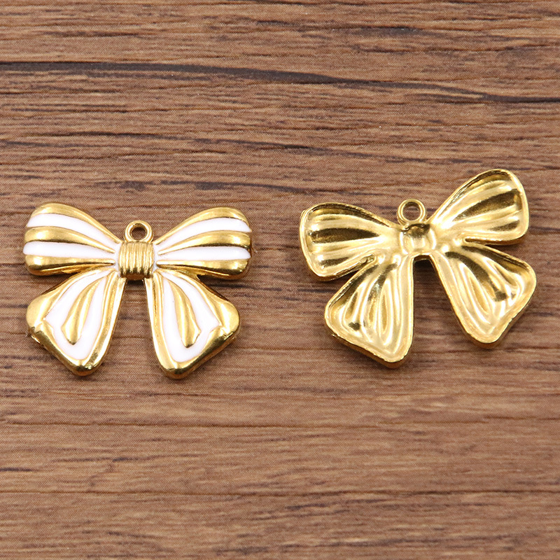 No. 2 white bow 20x25mm 3.4g