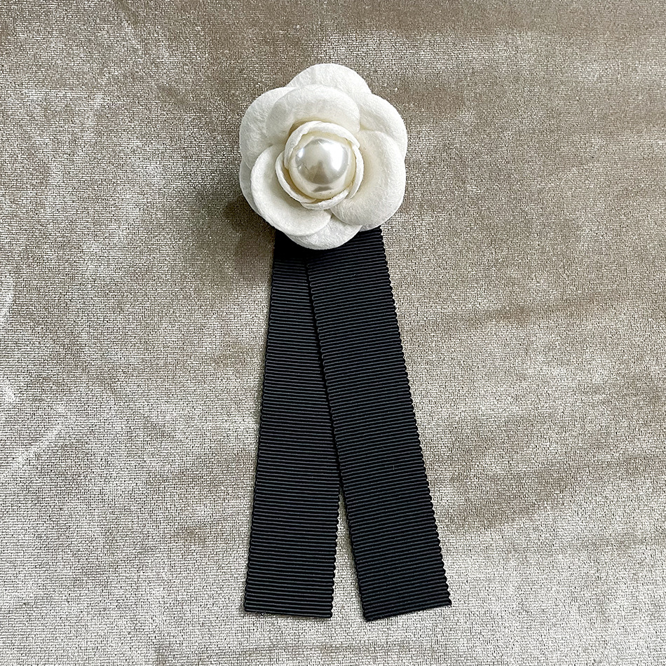 0916 beige brooch