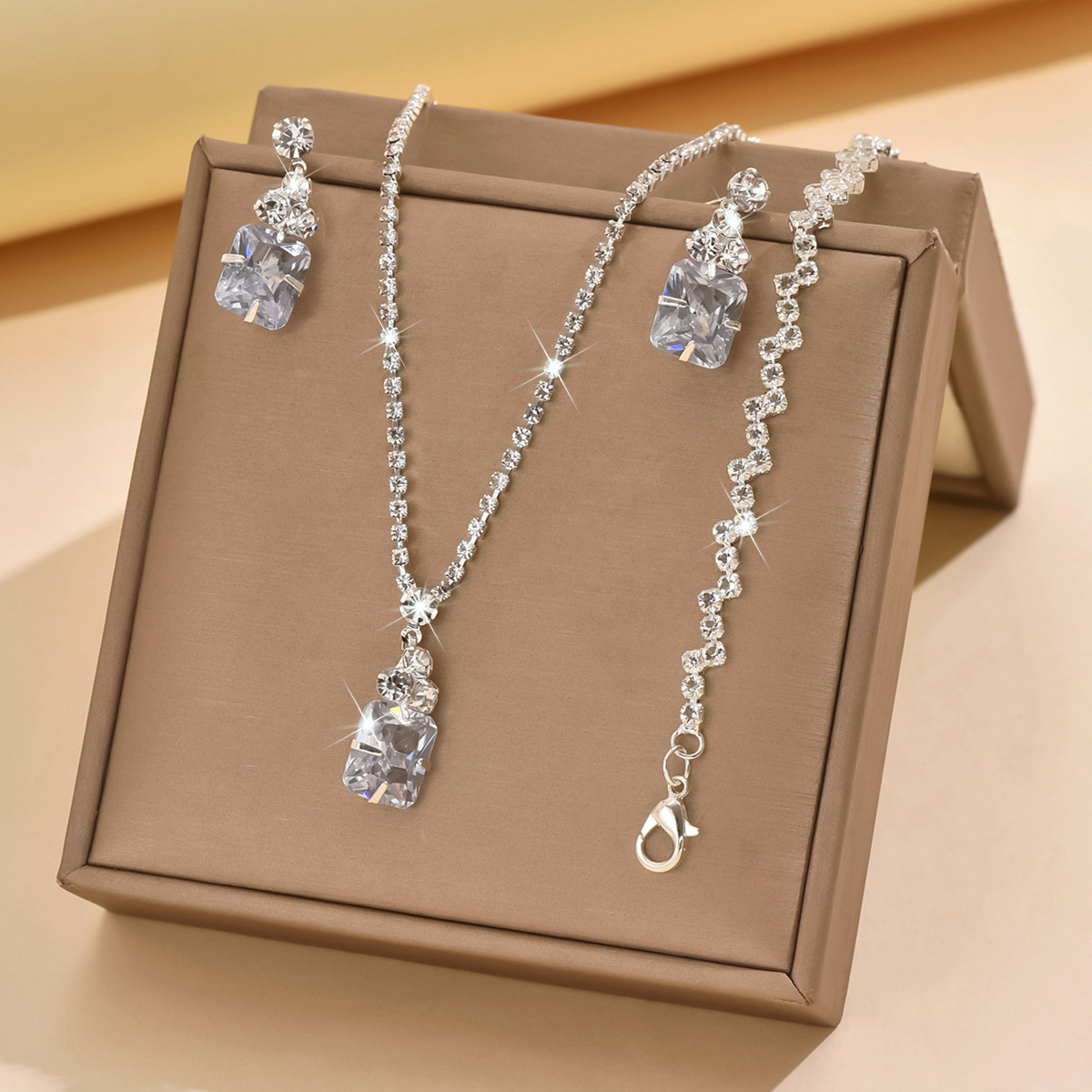 Necklace earrings bracelet