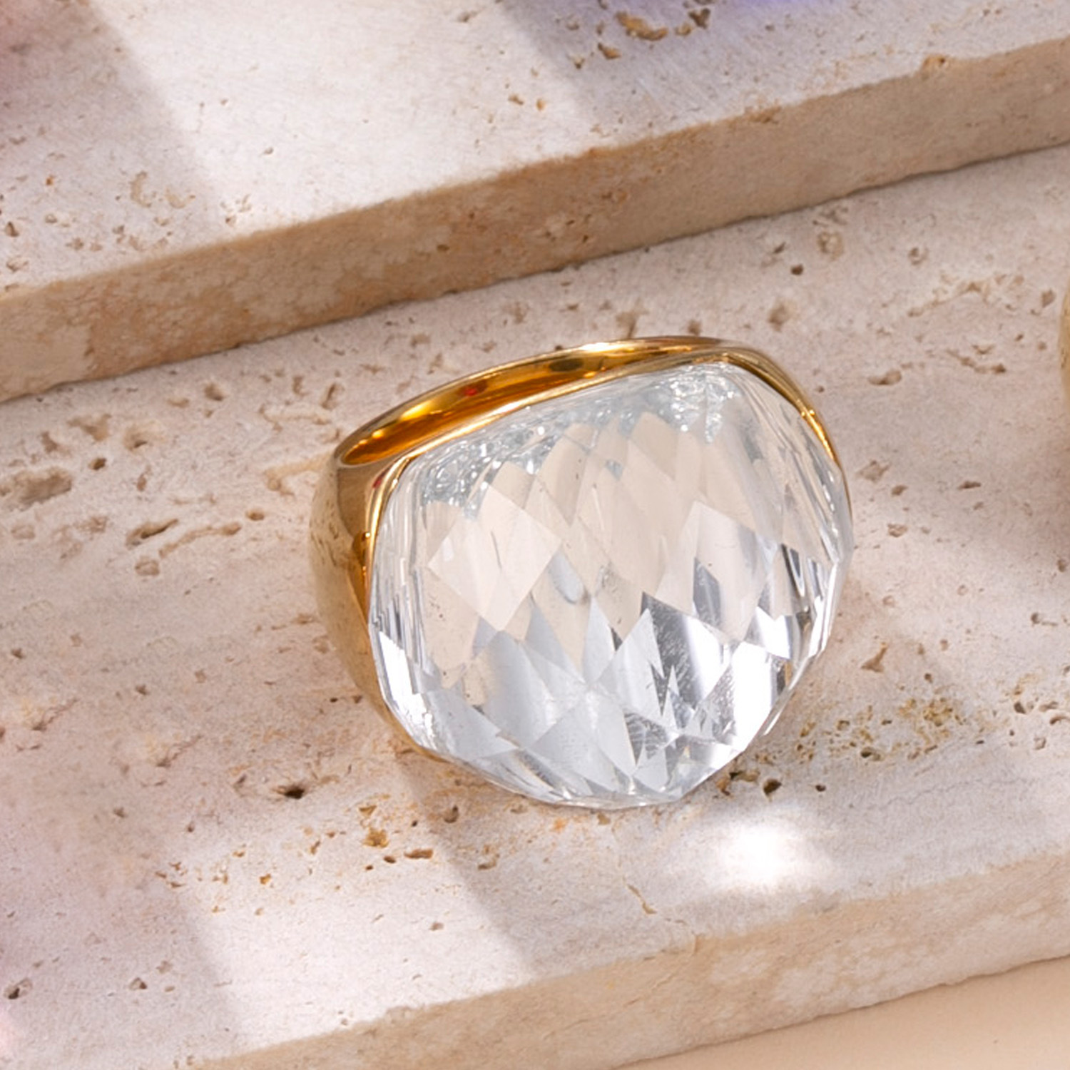 Gold-white zircon