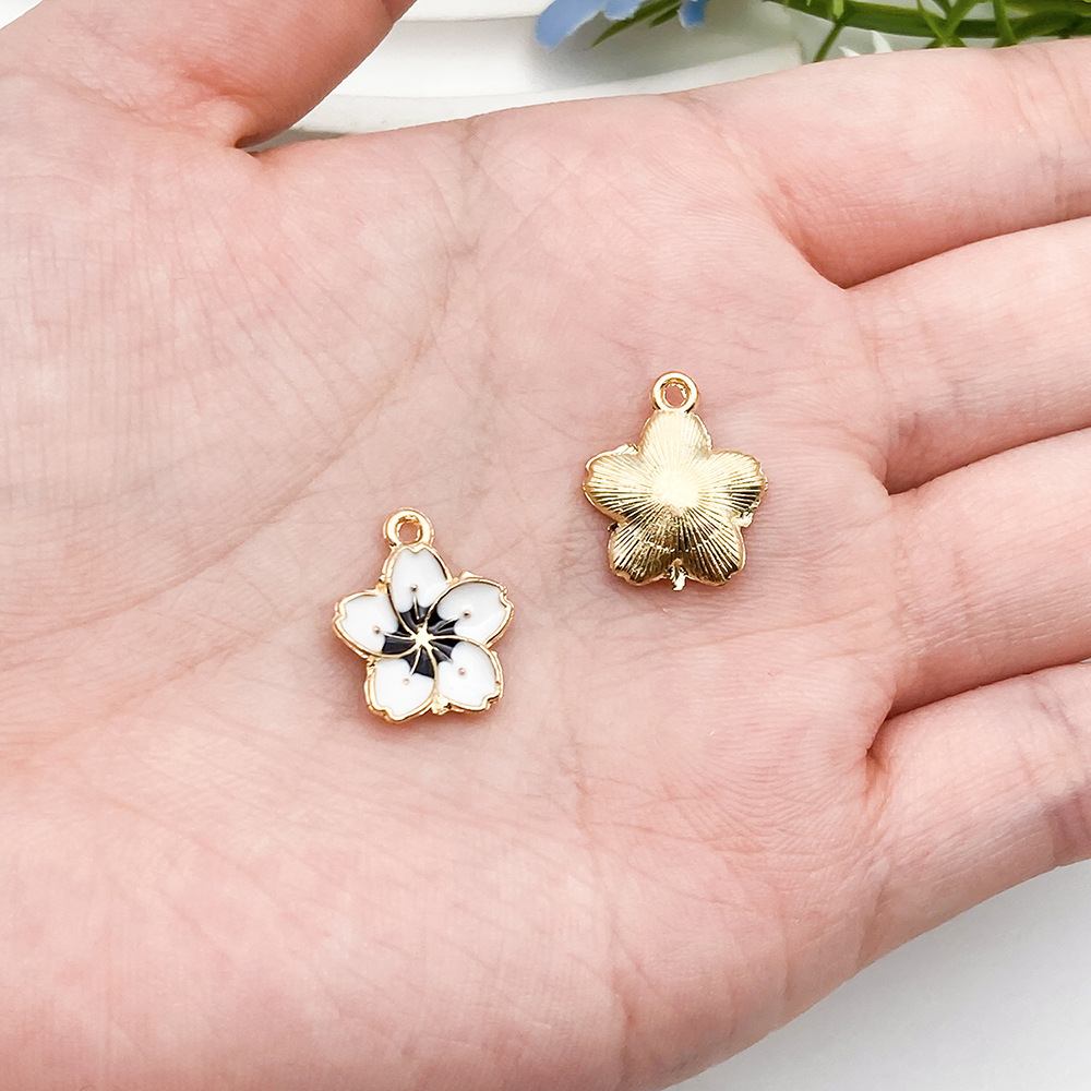 1 white drip daisies 16x13mm-19630-0.7g