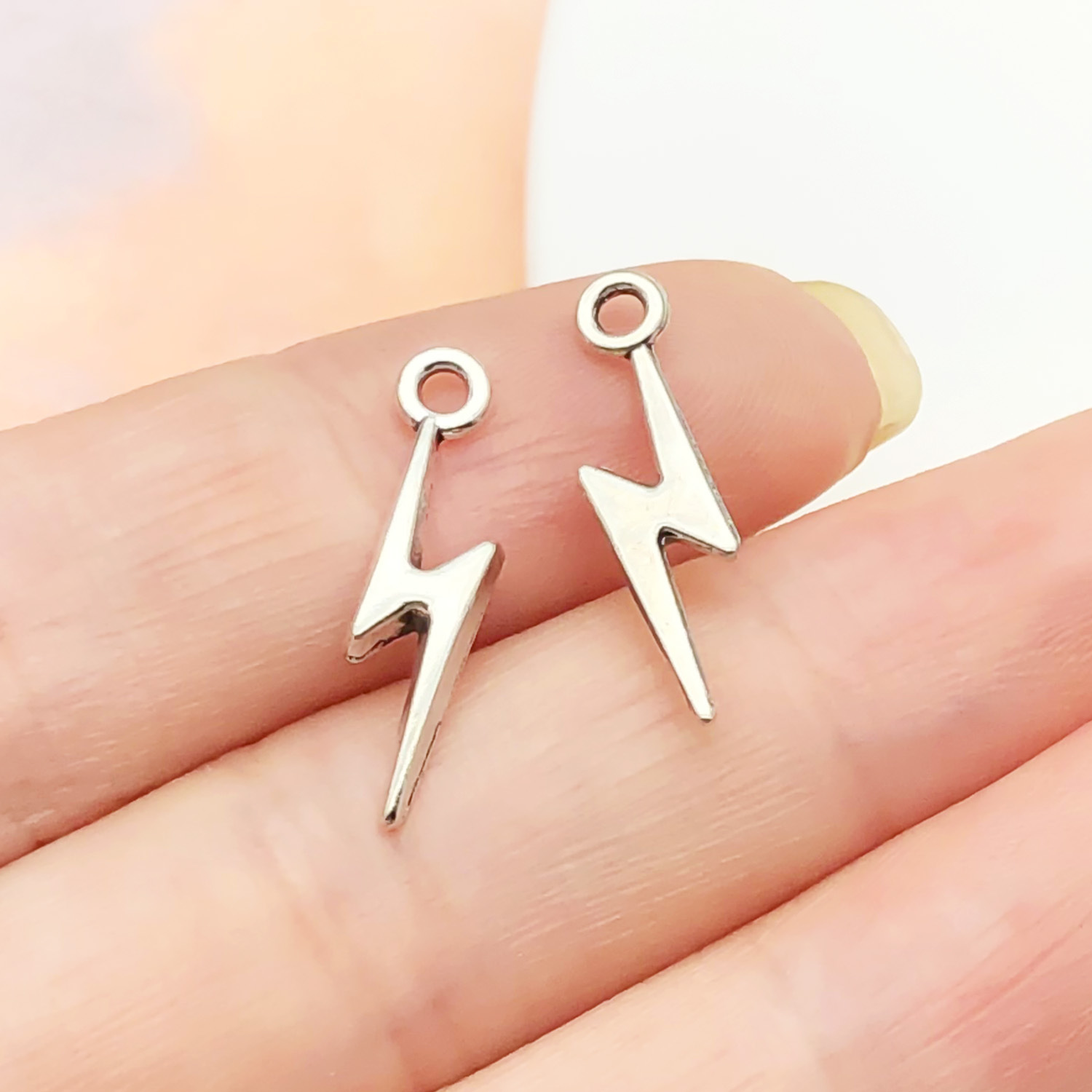 22345-1 ancient silver zinc alloy small lightning 20x5mm-0.4g