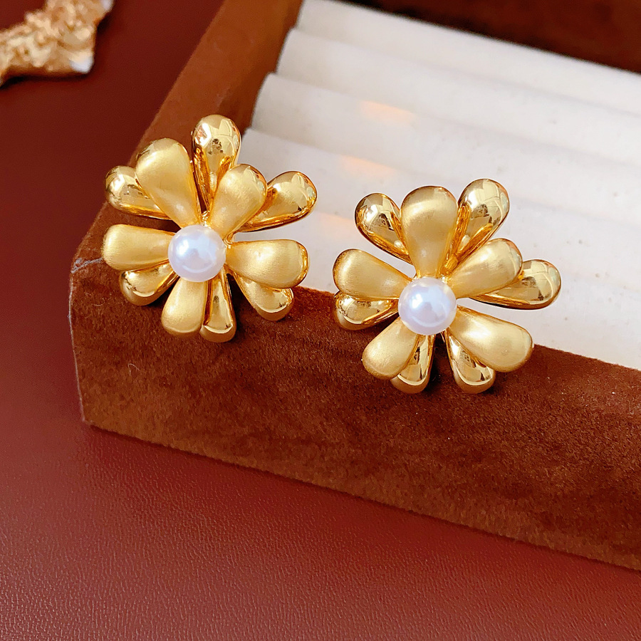 gold-white pearl ear clip (real gold plating)