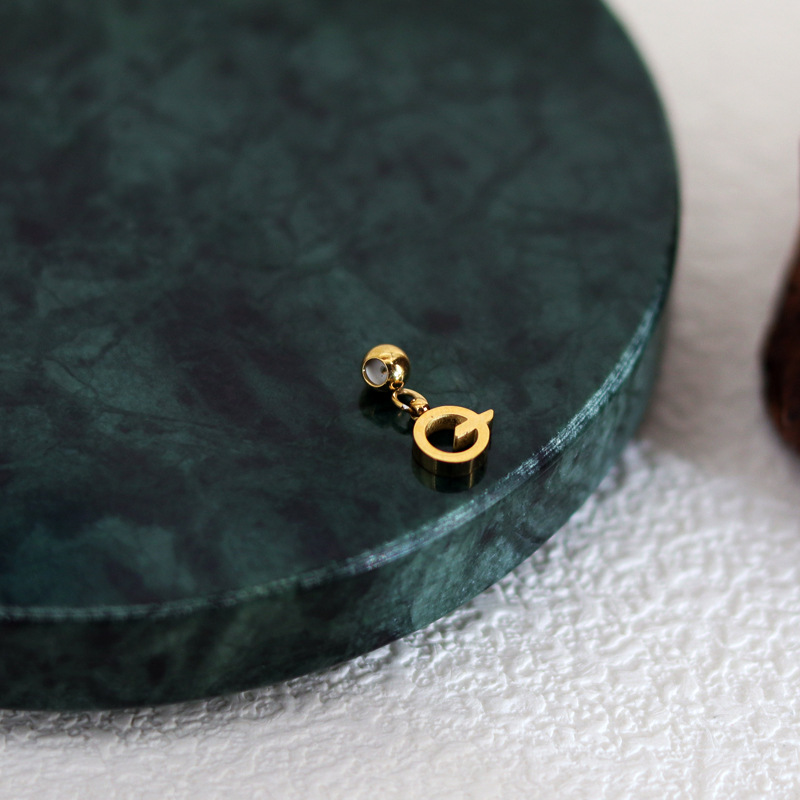 Letter Pendant (Q)