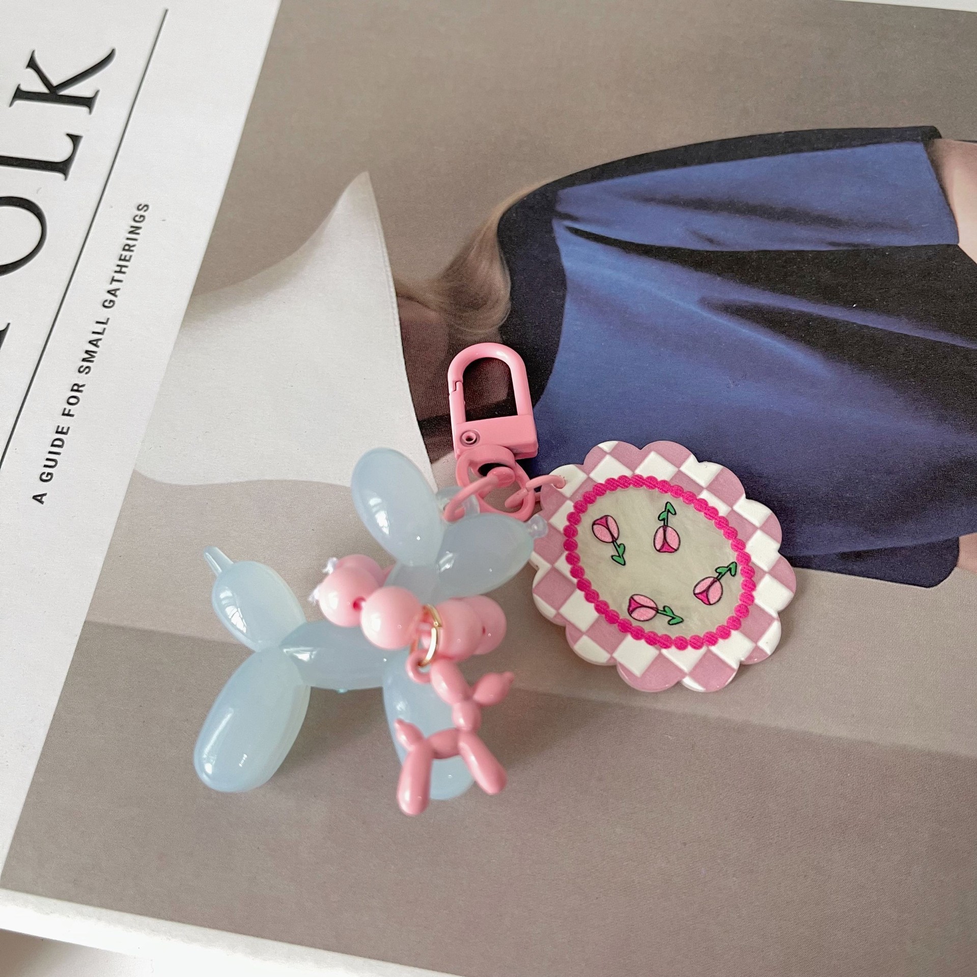 Light pink puppy Blue Balloon Dog