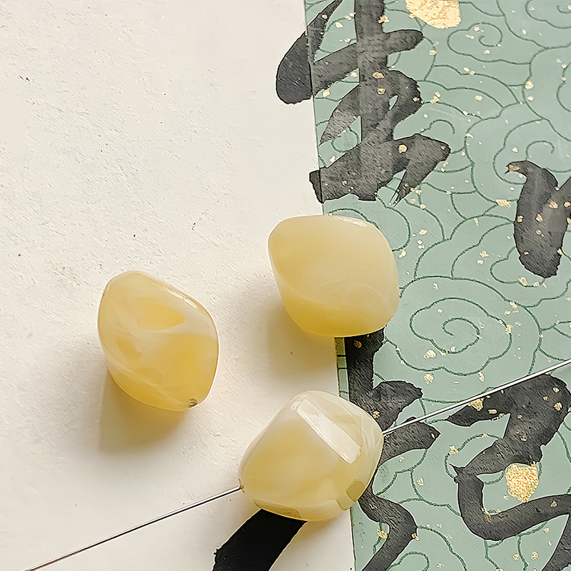 17 /15x17mm/models Milky White irregular (4pcs)