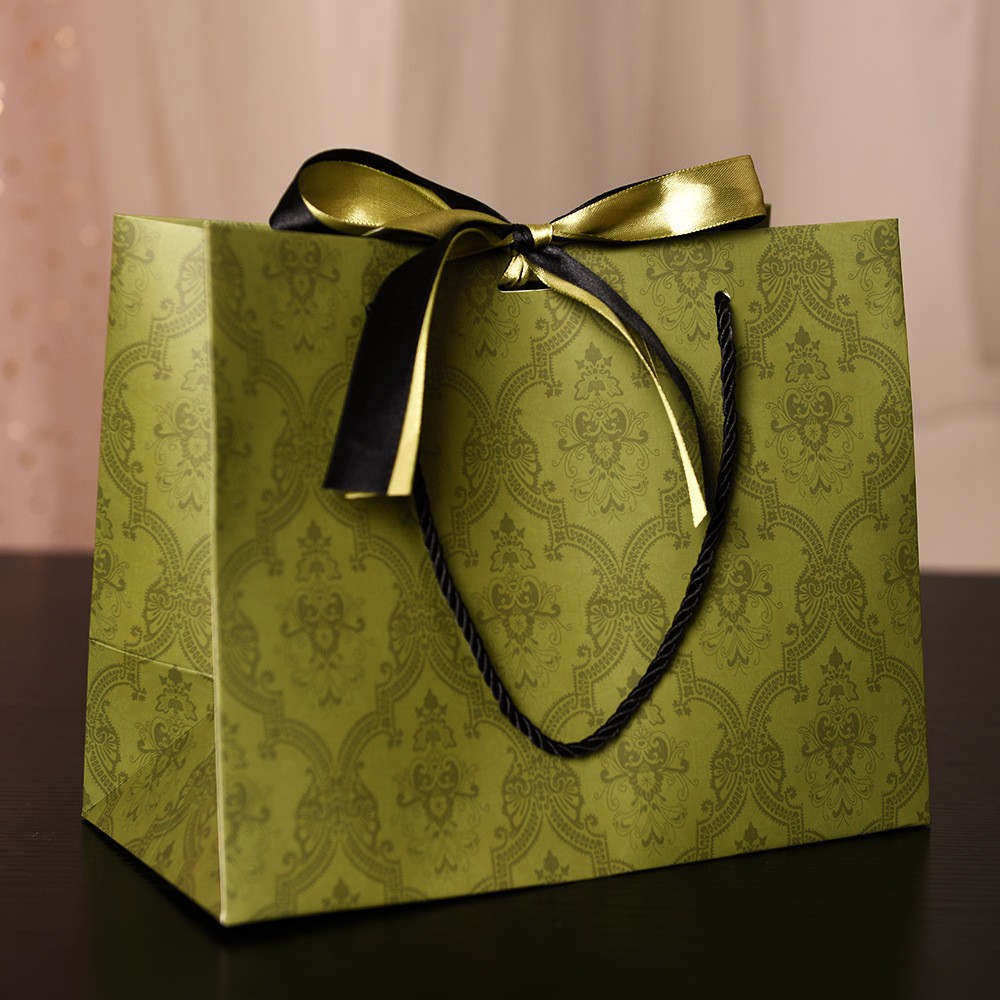 wiGucci greenth light green and black ribbon; white cardboard; small size36*25*12cm