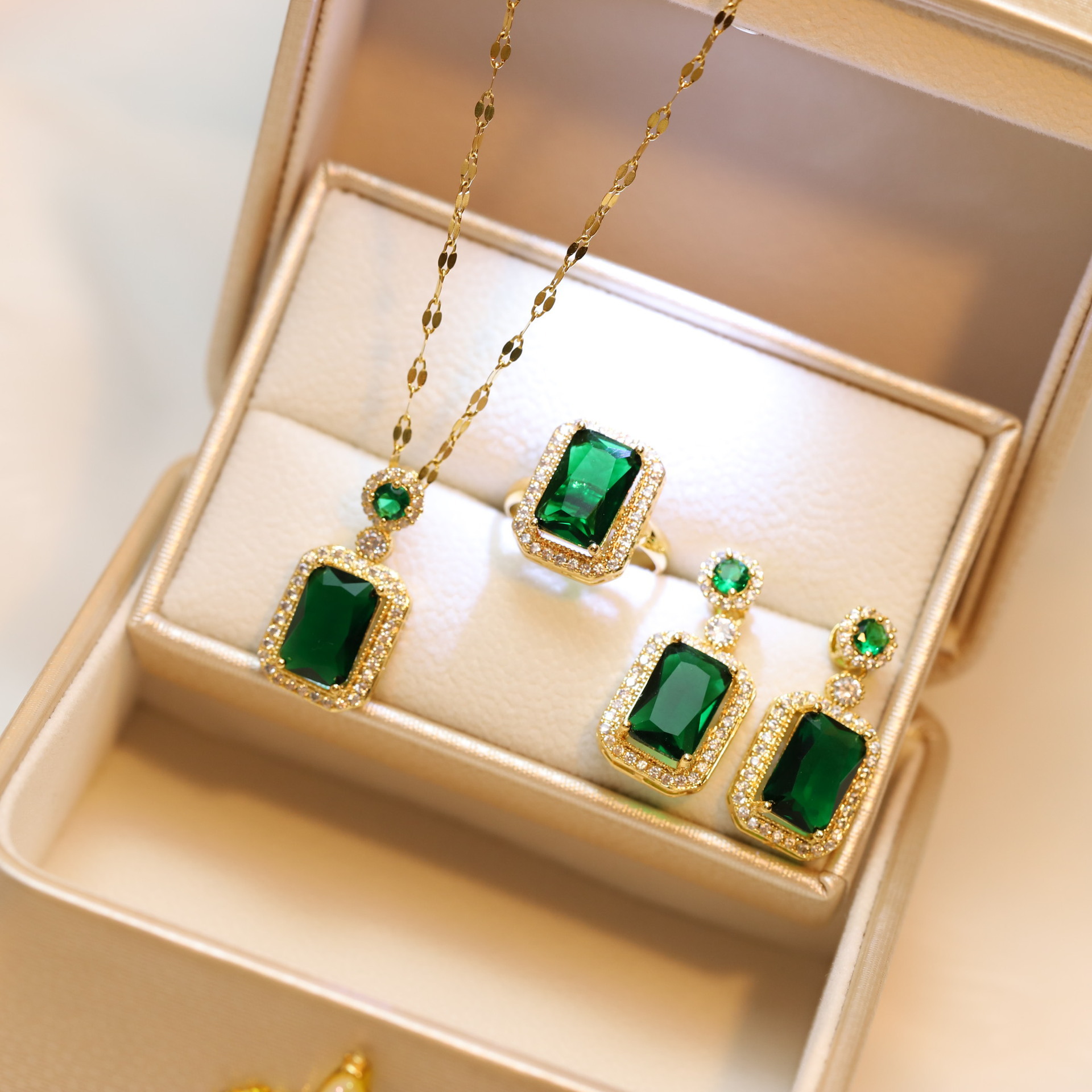 green jewelry three-piece set