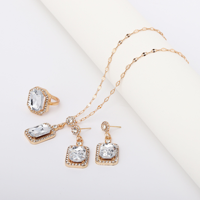 White jewelry three-piece set