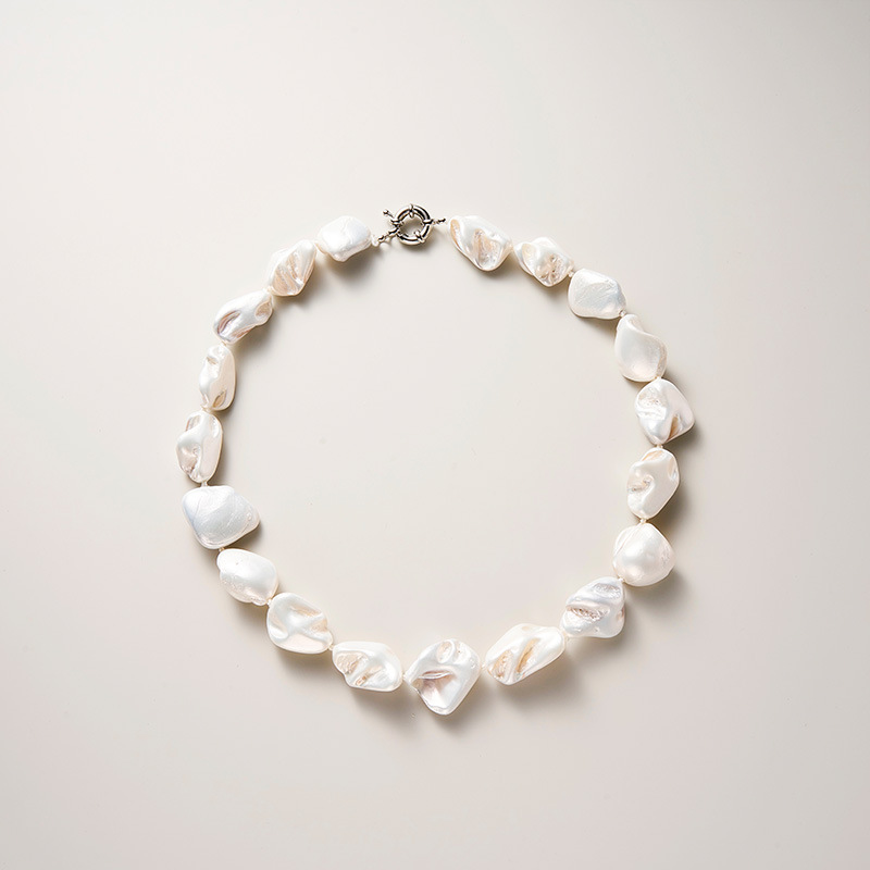 White [steering wheel buckle]]