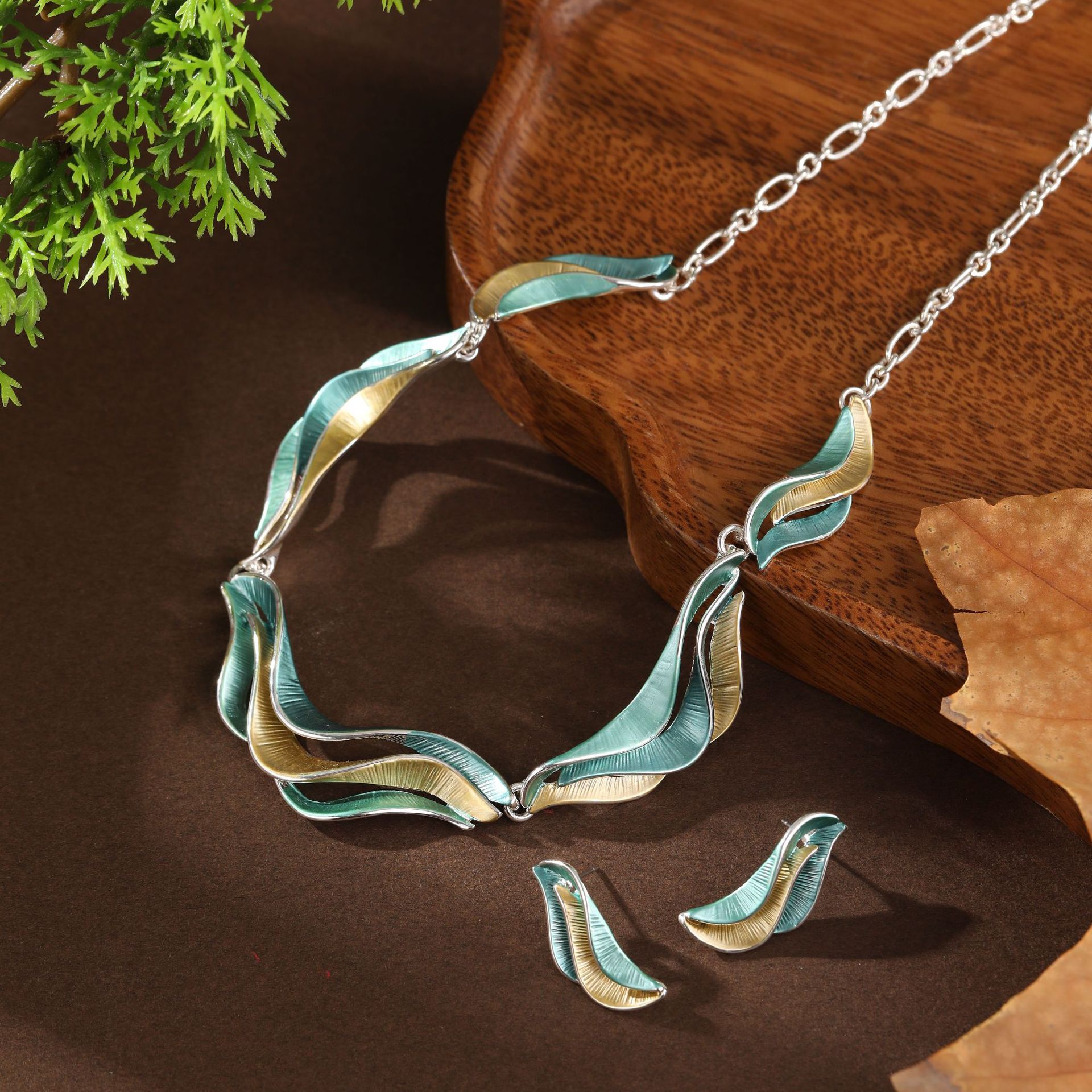 Peacock blue line petal stud earrings necklace suit-silver