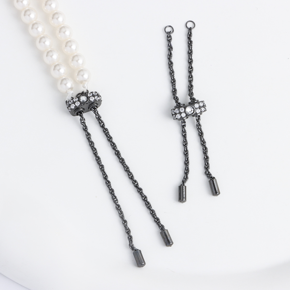 Set of black and white diamond pull-out extension chains