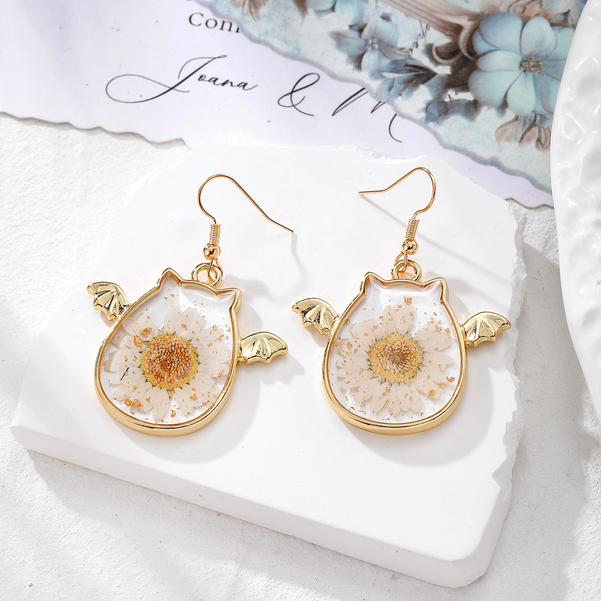 White flower wings kitten (gold hook)