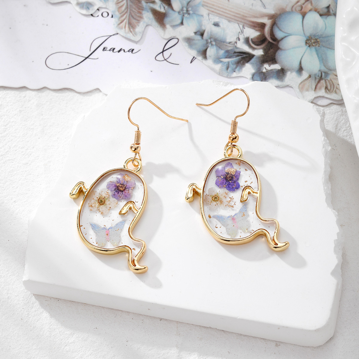 White and purple flower little ghost (gold hook)