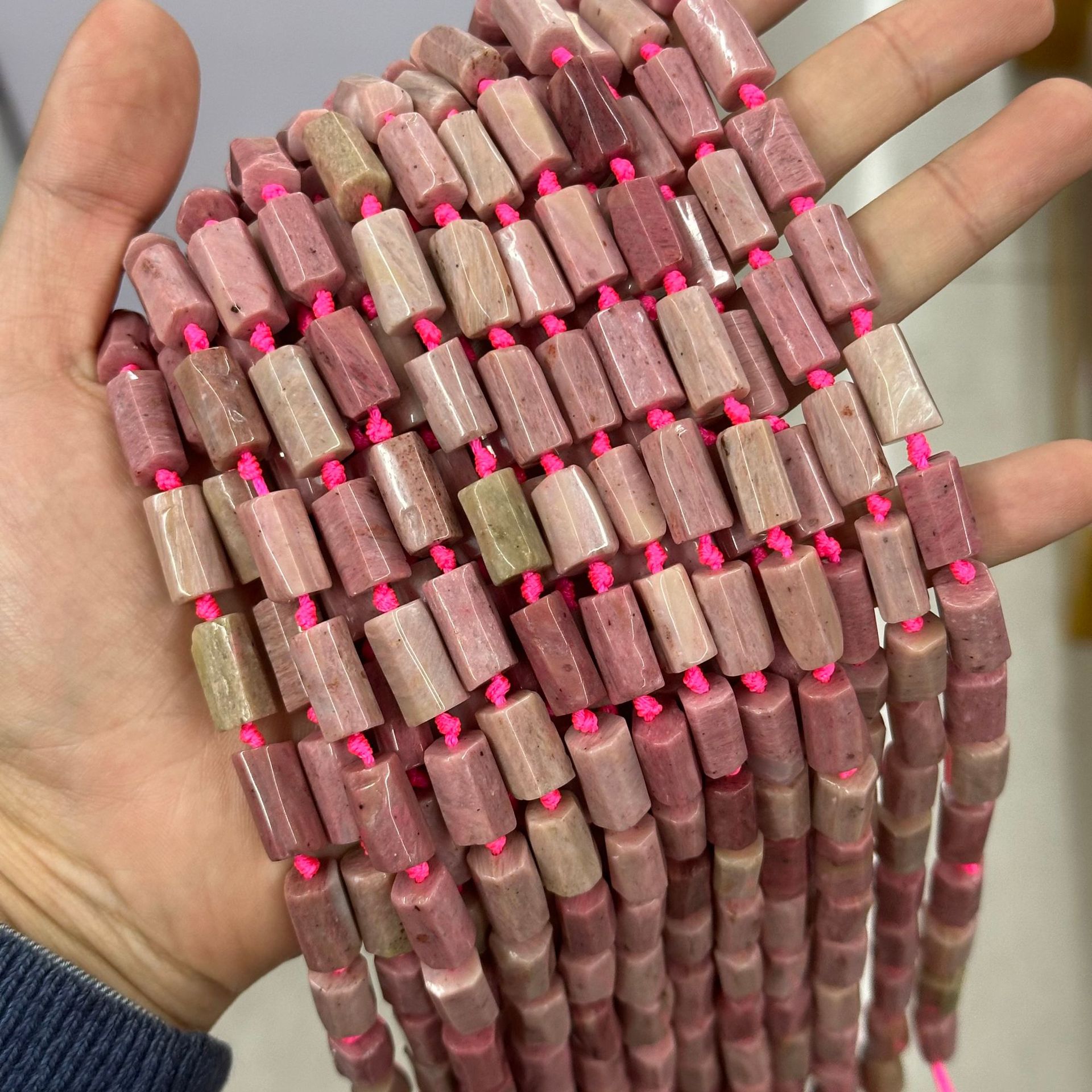 Red wood grain about 7.5 * 13mm (small particles, glossy)