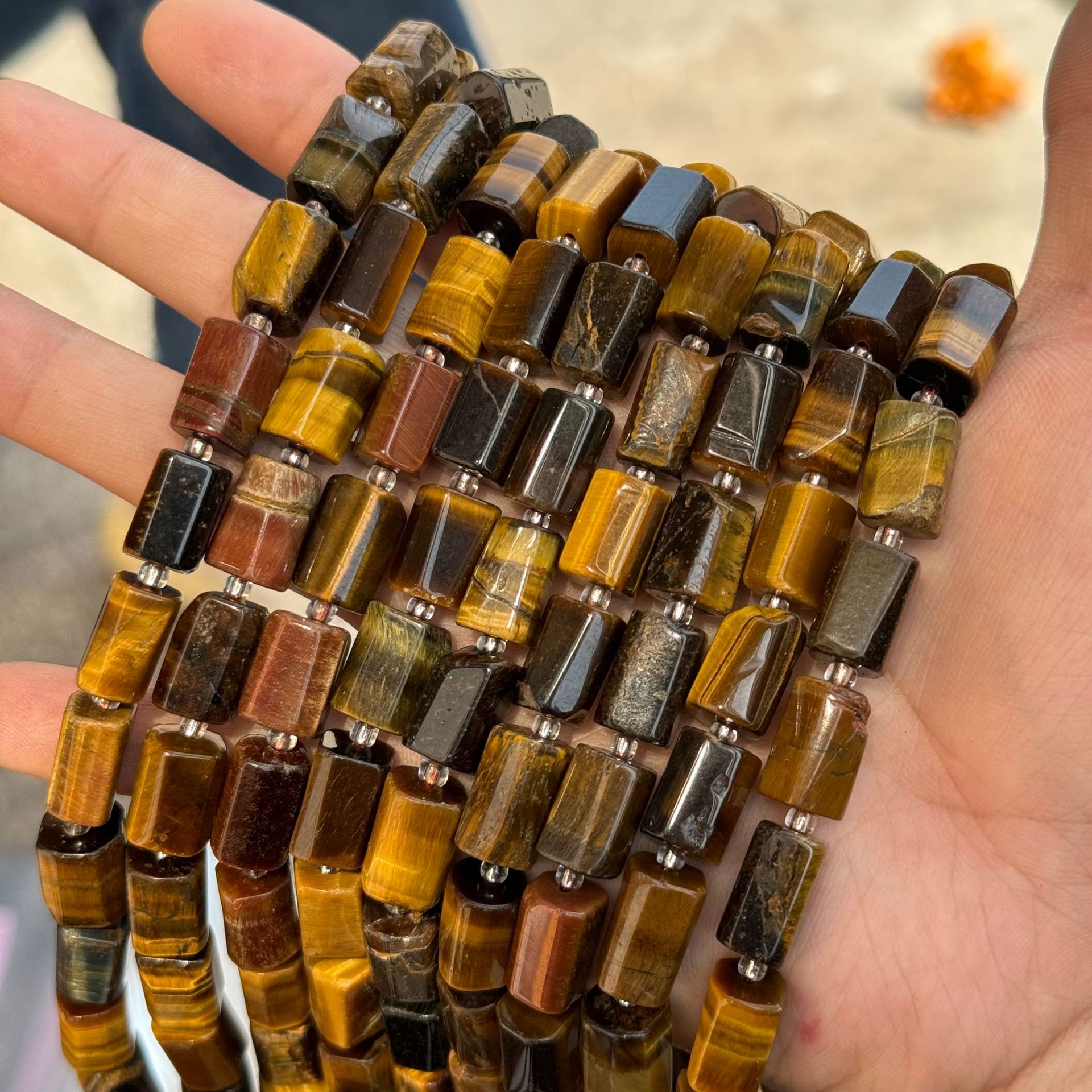 Tiger Eye Stone about 8 * 12mm (small particles, glossy)