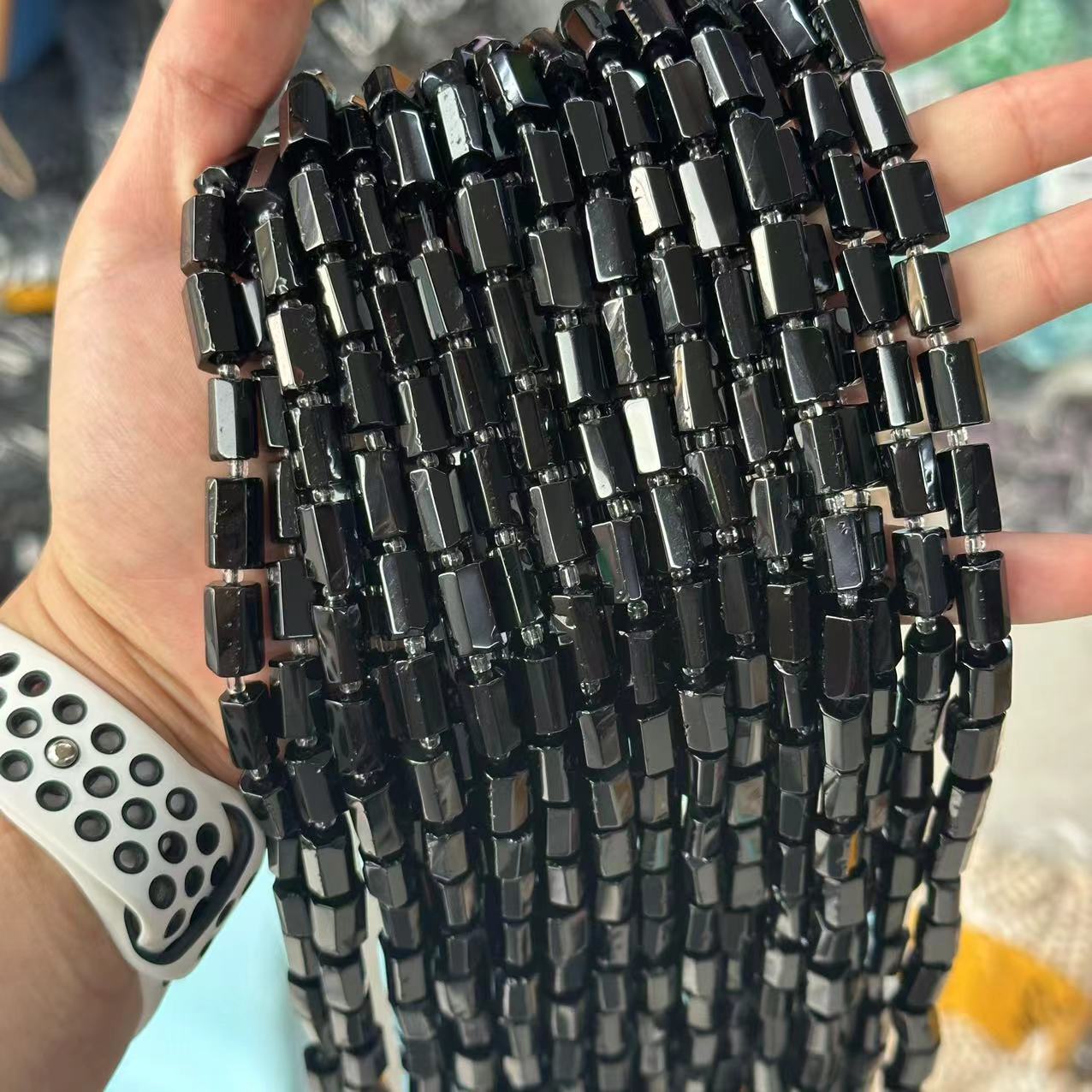 Black agate about 7*13mm (small particles, smooth)