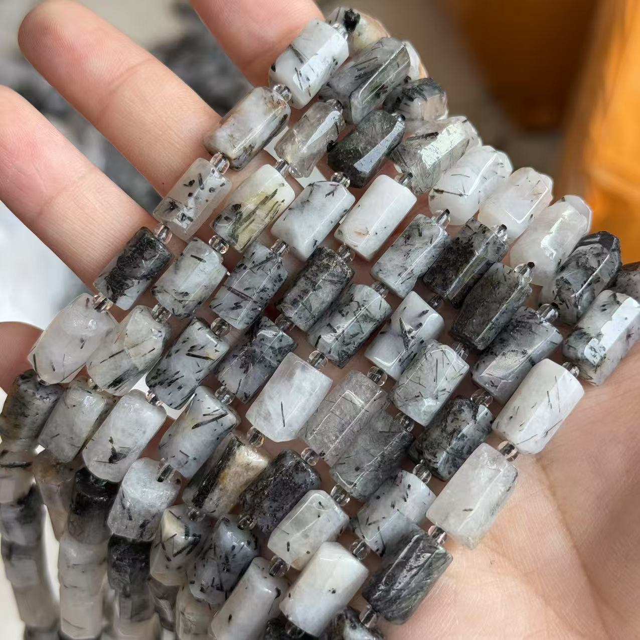 Black hair crystal is about 7*11mm (small particles, smooth surface)