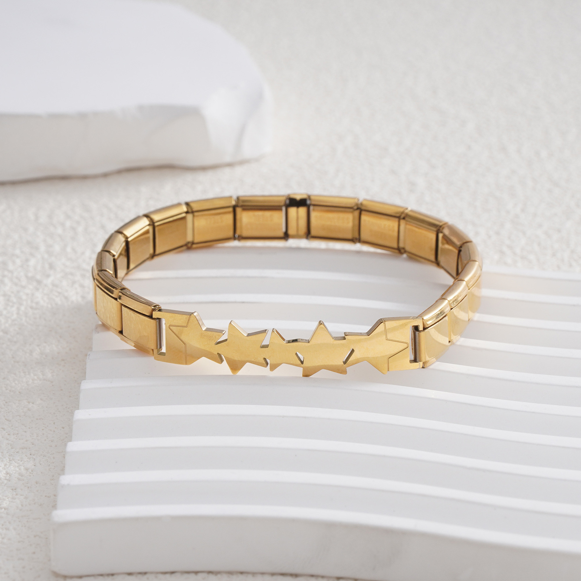 Five-pointed star gold