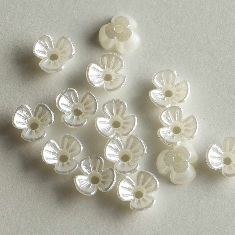 #3 off-white three-petal flowers 6mm (20 pieces)