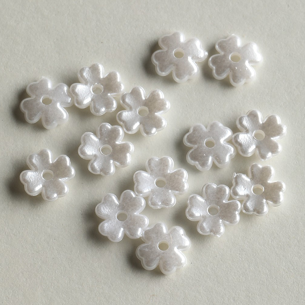 # 6 white four-leaf clover 6mm (20 pieces)