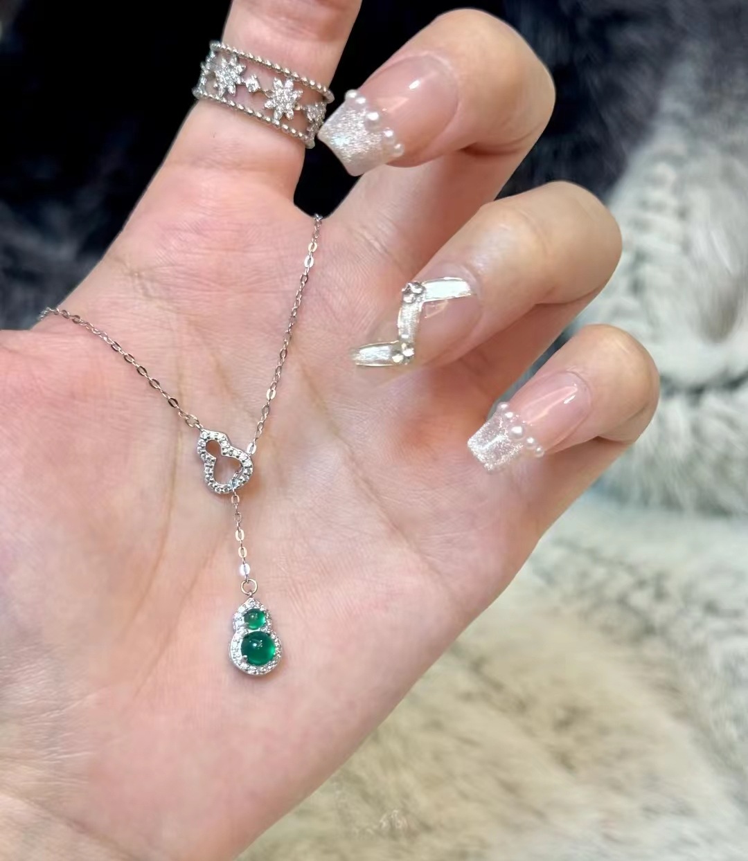 Green double gourd necklace white gold