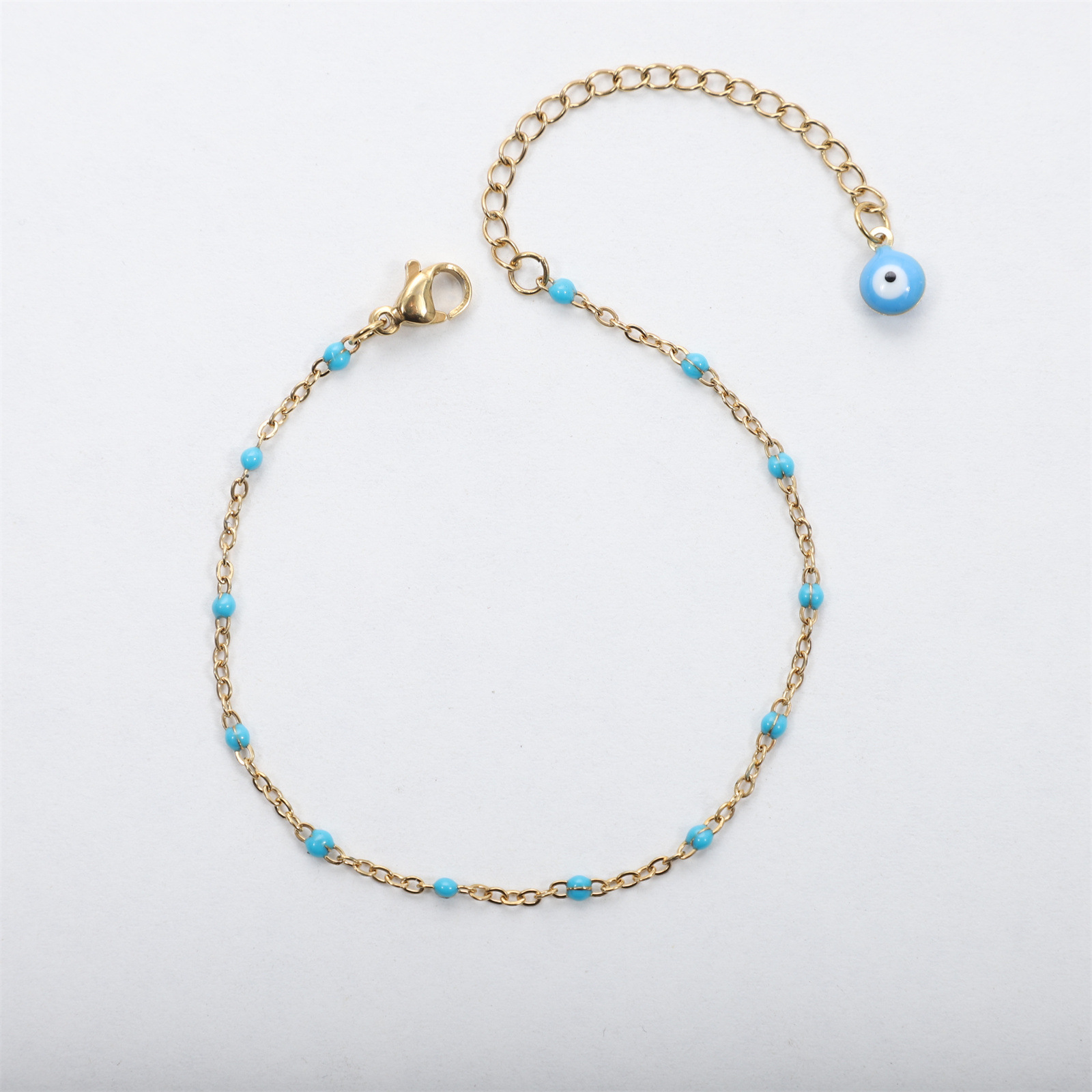 tail chain eyes golden lake blue