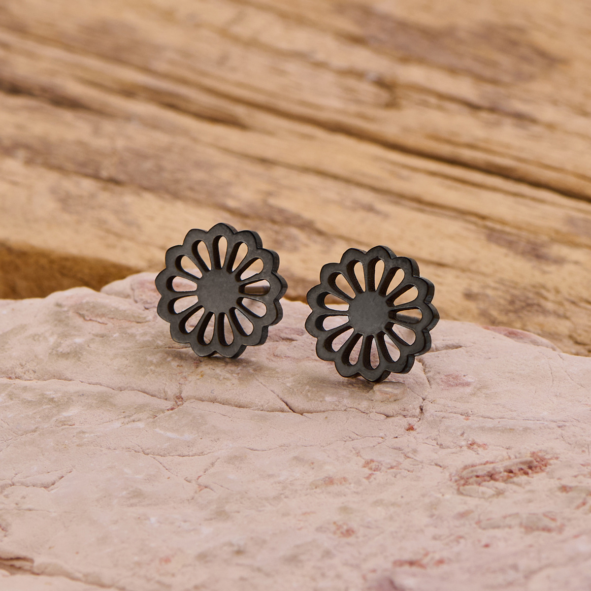 Hollow flowers black