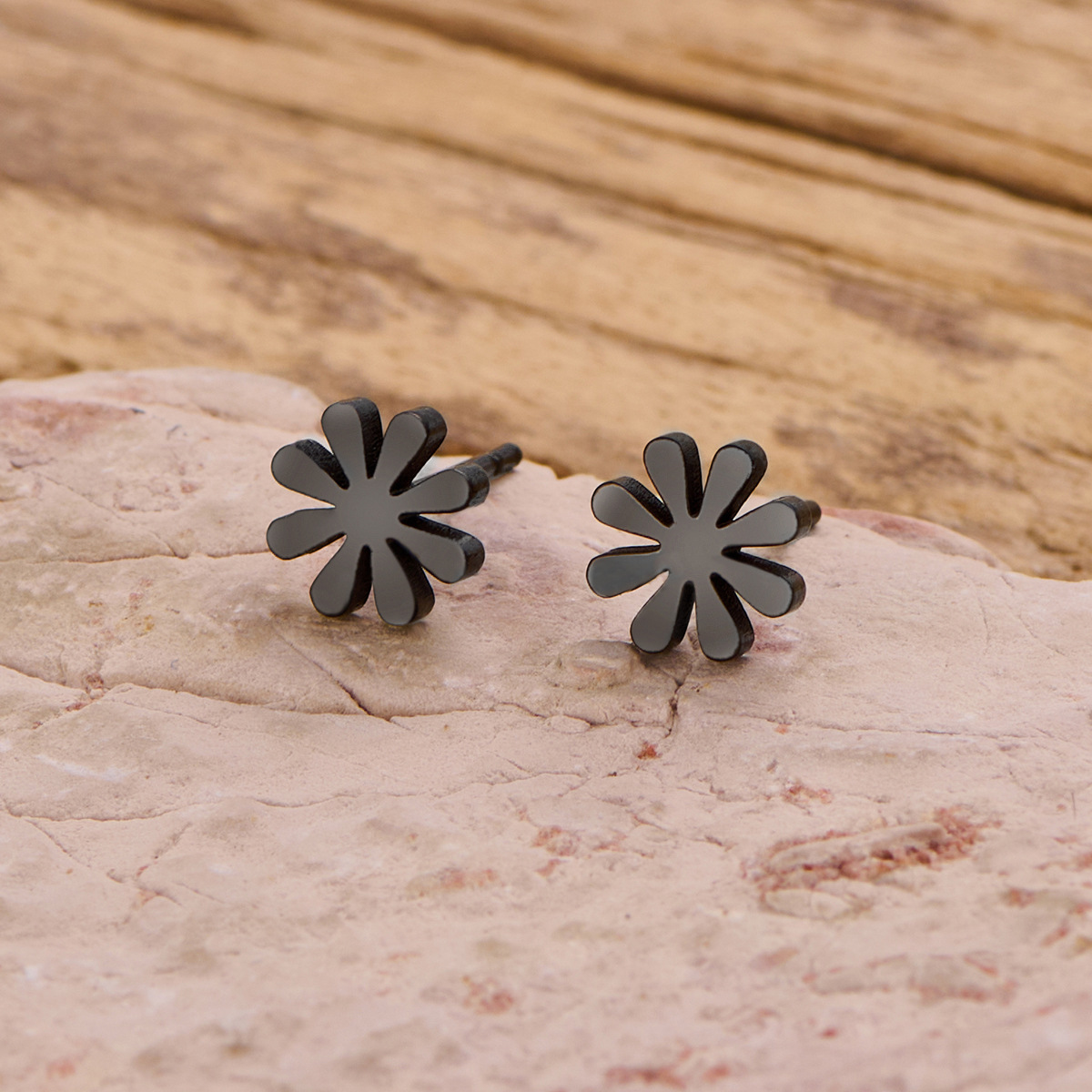 Small daisy black