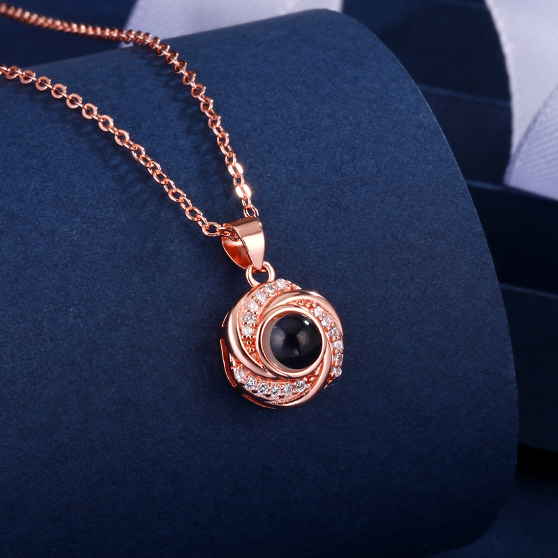 Rose projection necklace [rose gold]]