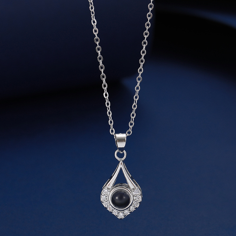 Projection necklace [white gold]]
