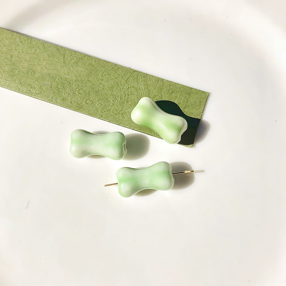 01 Milk Green Sniffing (1)